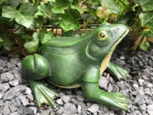 Schöner gusseiserner Frosch, passt gut zum Teich!